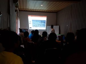 Abidin Pratama Mempresentasikkan Survey Sosial Ekonomi Bentang laut KepalaBurung