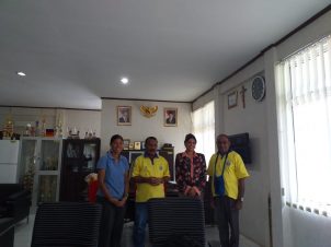 Foto Bersama Bupati, Kepala Dinas DKP Tambrauw, NOAA dan Koordinator Monitoring Penyu (Foto : Tim Abun Humas)