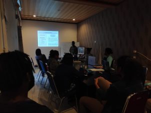 Hofni Lodwik Watopa mempresentasikan tentang pelatihan kerajinan Tangan (Noken) di Kampung Mubraidiba
