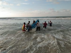 Mendorong Perahu ke Laut (Foto : Tim Abun Monitoring)