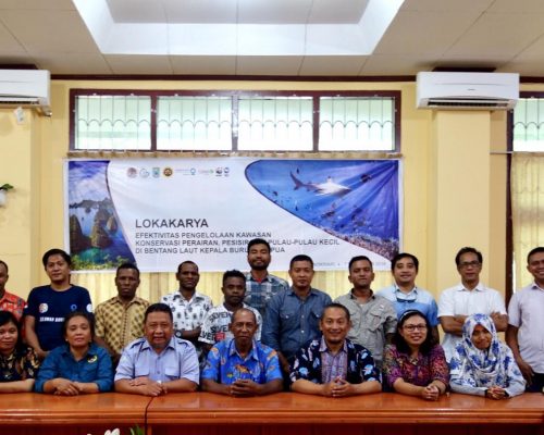 Foto bersama peserta dan narasumber Foto bersama peserta dan narasumber