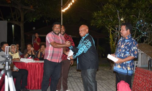 Penyerahan Doorprize untuk peserta oleh Sekretaris Daerah dan Dinas Pariwisata Kabupaten Biak Numfor Penyerahan Doorprize untuk peserta oleh Sekretaris Daerah dan Dinas Pariwisata Kabupaten Biak Numfor