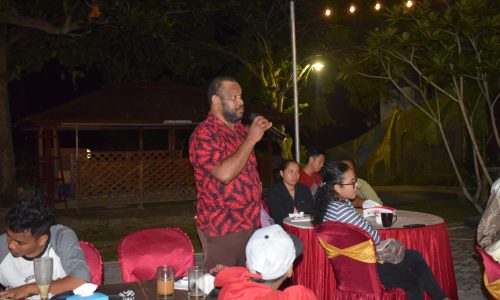 Salah seorang peserta diskusi yang memberikan pertanyaan Salah seorang peserta diskusi yang memberikan pertanyaan