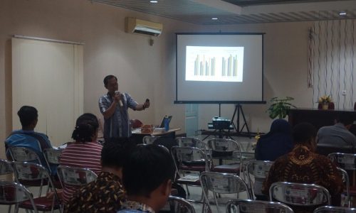 Penyampaian materi diseminasi di Kabupaten Nabire (Dok. Habema Monim-CoE UNIPA) 1