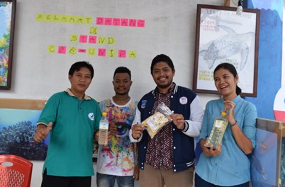 Produk-produk berupa minyak kelapa dan keripik yang dijual di stand