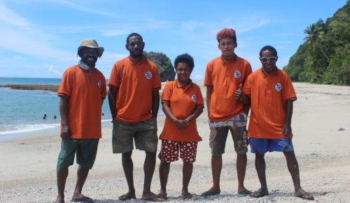 Kru dan Tenaga Lokal Pantai Batu Rumah (Foto: Fiktor Dori)