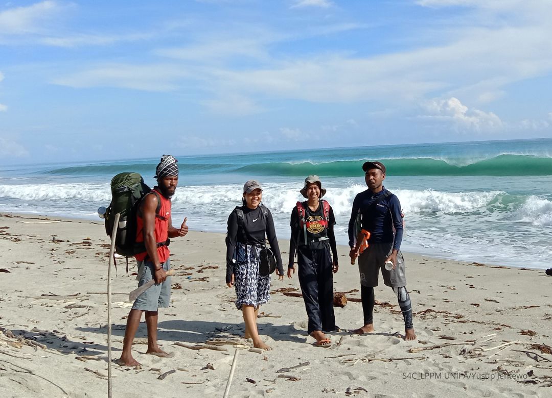 Fani dan Tim Wembrak ketika berjalan menuju Pos (foto dari Yusup).jpg