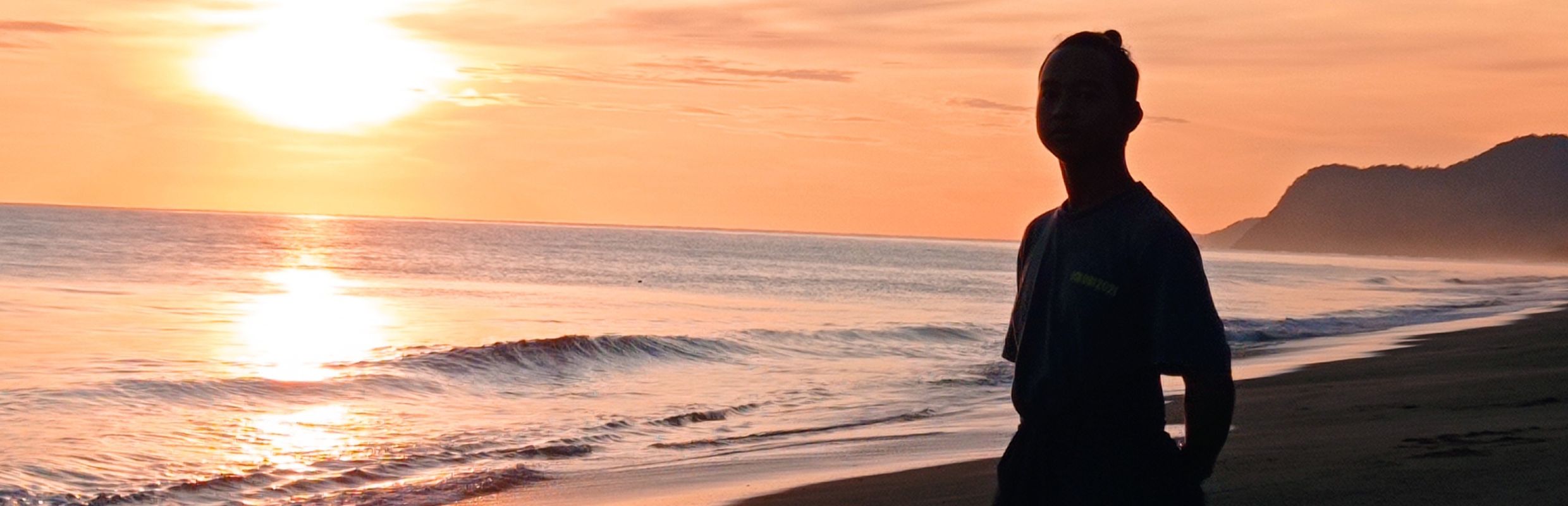 Sesar sehabis membuat perlindungan cocomesh dan berfoto di sunset pantai Wembrak (foto dari Sesar)