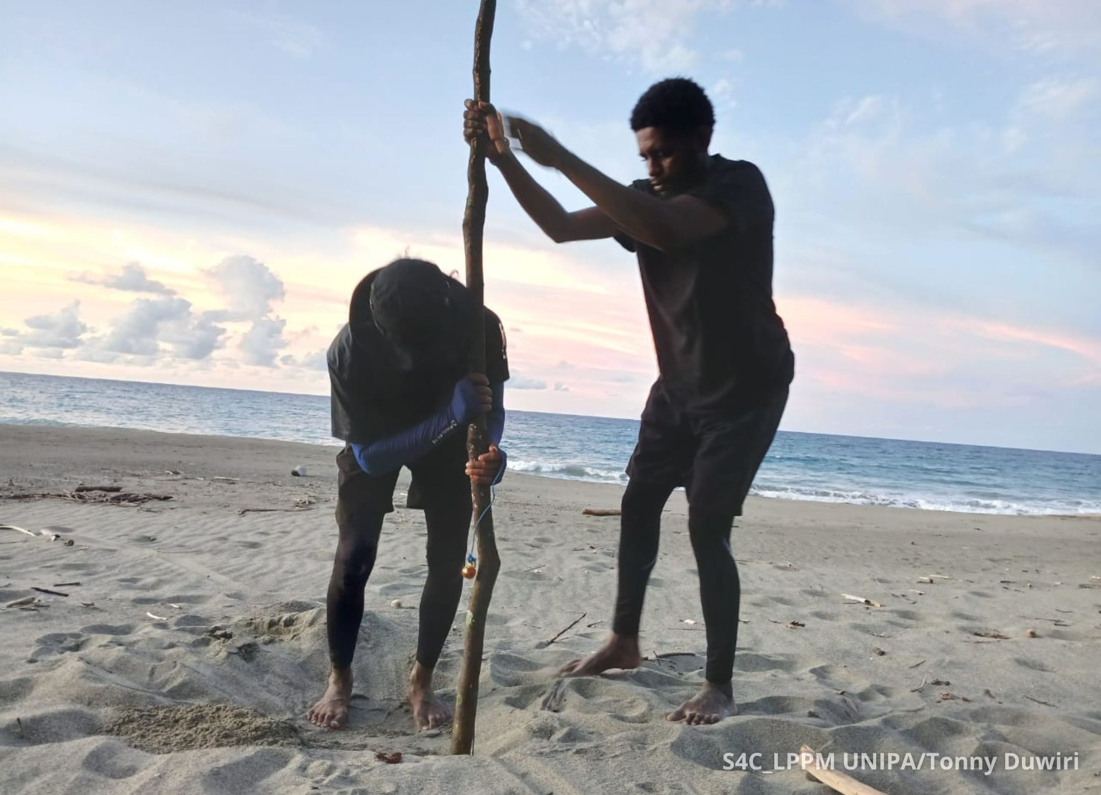 Brian saat memasang logger suhu saat awal musim-Foto dari Tonny Duwiri.jpg
