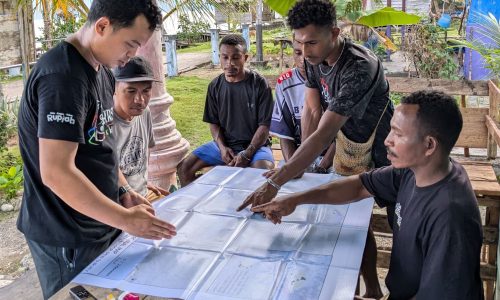 Diskusi kelompok terarah bersama beberapa anggota masyarakat di Kampung Warimak
(Foto: S4C_LPPM UNIPA/Jeniffer Maleke)