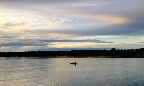 Nelayan sedang mendayung di kampung Balal