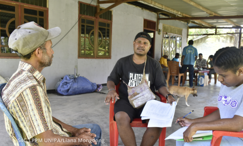Pre-test wawancara salah satu penduduk mengunakan survei rumah tangga
(Foto : S4C_LPPM UNIPA/Liana Mongdong)