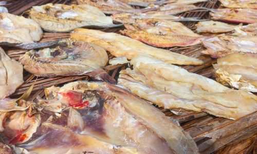 Proses penjemuran ikan asin di Kampung Balal
(Foto : S4C_LPPM UNIPA/Jelly Palle)