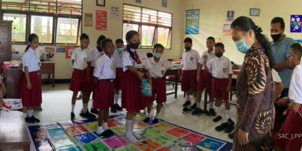 Siswa SD Inpress 66 Taman Ria Bermain Ular Tangga