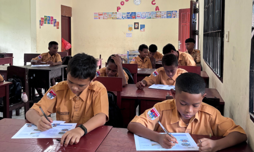 Uji coba komik – siswa SMP Negeri 6 (Foto : S4C_LPPM UNIPA/Kei Mongdong)
