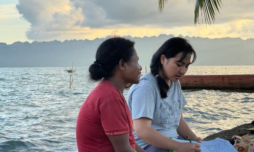 Jeniffer Maleke sedang mewawancarai salah seorang warga di Kampung Warimak
(Foto : S4C_LPPM UNIPA/Arnoldus Ananta)