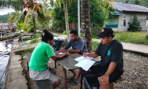 Rivaldo Heipon dan Jelly Palle sedang mewawancarai salah seorang warga di Kampung Warsambin
(Foto : S4C_LPPM UNIPA/Jeniffer Maleke)